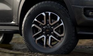 Mâm xe hợp kim 18 inch màu Đen Asphalt cùng lớp sơn hoàn thiện phủ mờ giúp tăng phần cá tính & thể thao.