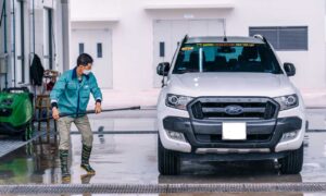 sử dụng xe ô tô mùa nắng nóng rửa xe