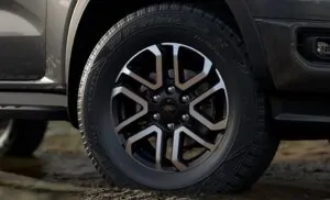 Mâm xe hợp kim 18 inch màu Đen Asphalt cùng lớp sơn hoàn thiện phủ mờ giúp tăng phần cá tính & thể thao.